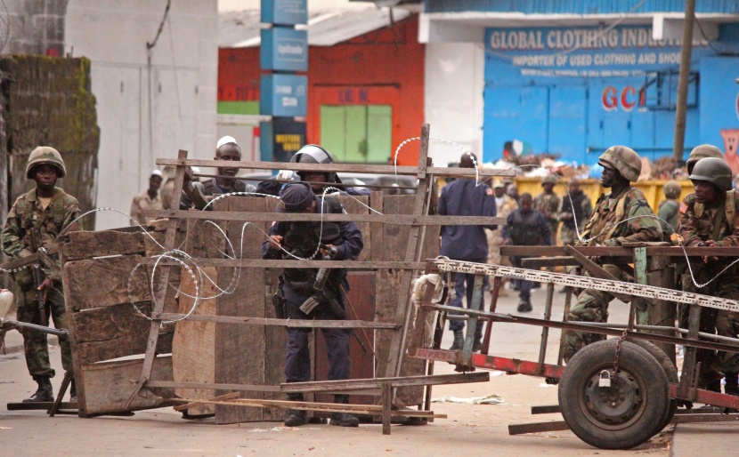 قصة مصورة: شرطة ليبيريا تفرق متظاهرين يحتجون على حجر صحي بسبب الايبولا
