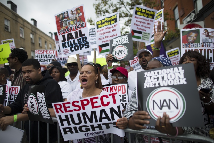 آلاف ينظمون مسيرة في نيويورك احتجاجا على مقتل رجل أسود على يد الشرطة