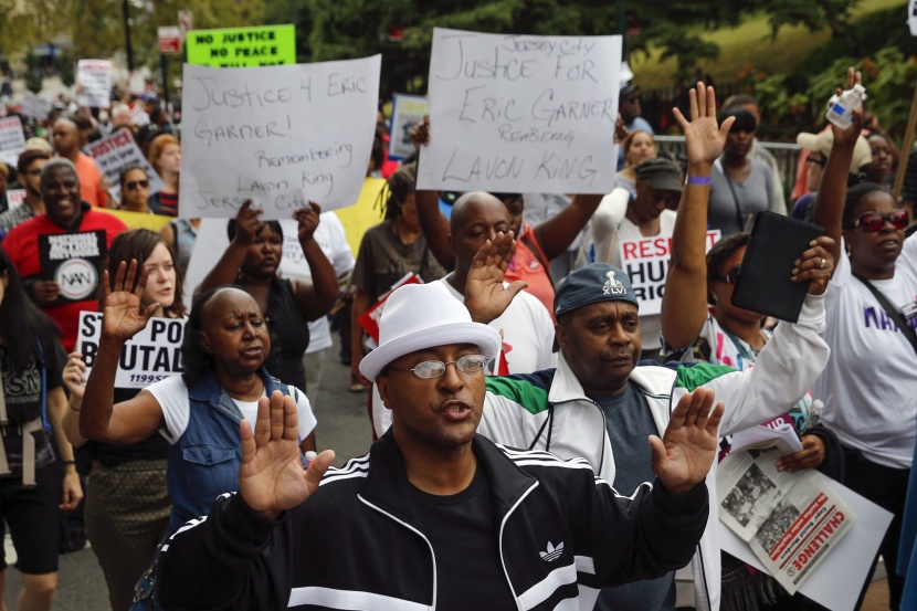 آلاف ينظمون مسيرة في نيويورك احتجاجا على مقتل رجل أسود على يد الشرطة