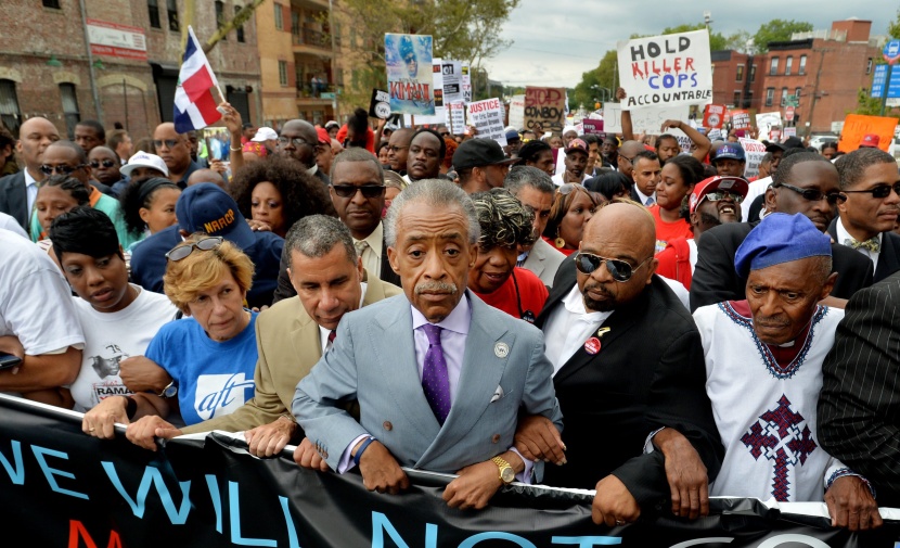 آلاف ينظمون مسيرة في نيويورك احتجاجا على مقتل رجل أسود على يد الشرطة