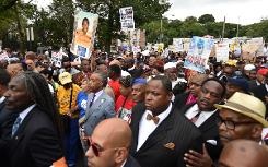 الاف المتظاهرين في نيويورك احتجاجا على موت رب اسرة اسود