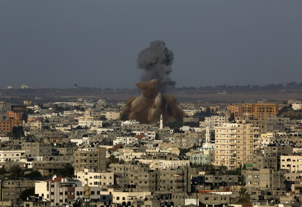 غزة: استشهاد امرأة وأطفالها الثلاثة في قصف جوي إسرائيلي على جباليا