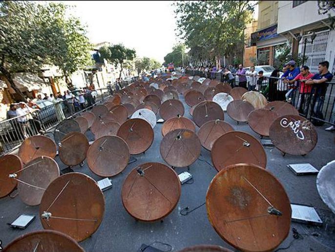 إيران تنزع الأطباق اللاقطة فوق منازل المواطنين