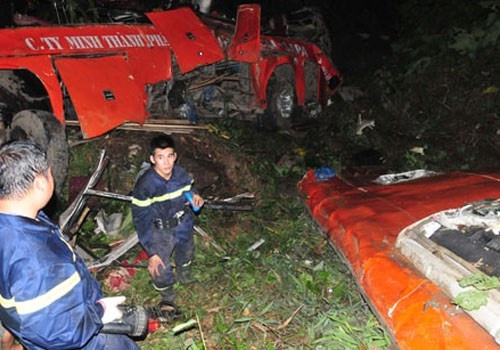 مقتل 12 في تحطم حافلة في فيتنام