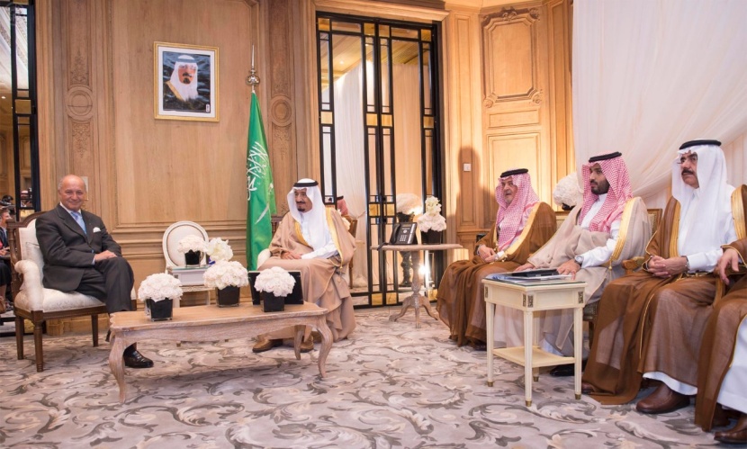 ولي العهد يبحث مع وزير الخارجية الفرنسي القضايا الأقليمية والدولية