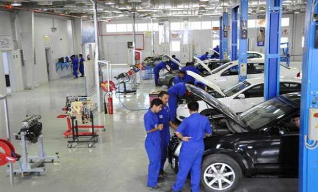 سعوديون يكسرون حاجز المجتمع ويعملون في المطاعم وورش السيارات