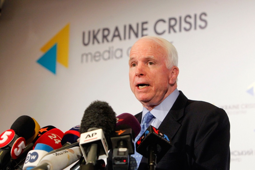 السيناتور مكين: يتعين فرض "عقوبات ساحقة فعلا" على روسيا