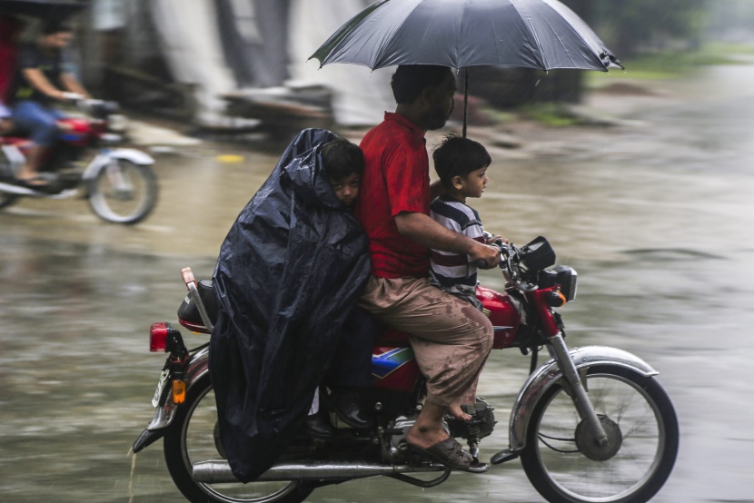 قصة مصورة : الأمطار الغزيرة والفيضانات تودي بحياة 110 أشخاص في باكستان