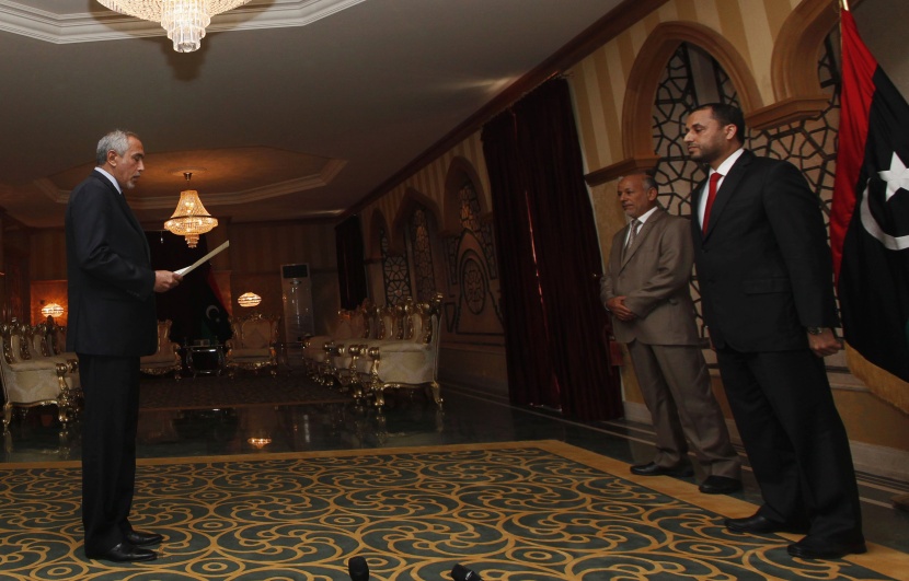 حكومة ليبية جديدة تؤدي اليمين أمام برلمان أعاد تنصيب نفسه