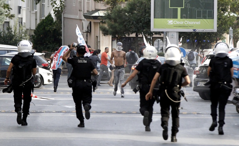 الشرطة التركية تستخدم الغاز المسيل للدموع ضد متظاهرين في اسطنبول