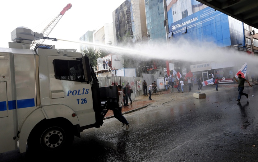 الشرطة التركية تستخدم الغاز المسيل للدموع ضد متظاهرين في اسطنبول
