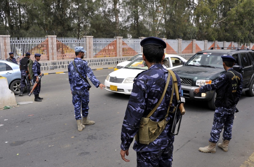 حوثيون يغلقون طريق مطار صنعاء والجيش اليمني يقصف مواقع للمتمردين