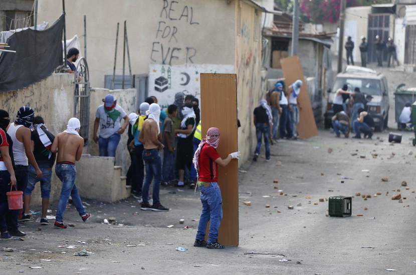 محتجون فلسطينيون يشتبكون مع الشرطة الإسرائيلية في القدس