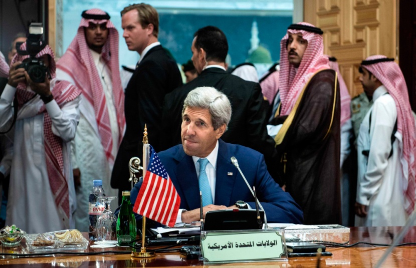 كيري يسخر من رفض موسكو ضرب داعش دون تفويض دولي