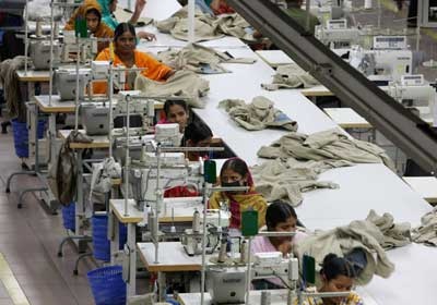 اغلاق أكثر من 200 مصنع ملابس في بنجلاديش بعد حادث انهيار مصنع العام الماضي