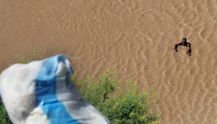 مقتل 17 شخصا إثر انقلاب قارب في نهر شرق باكستان