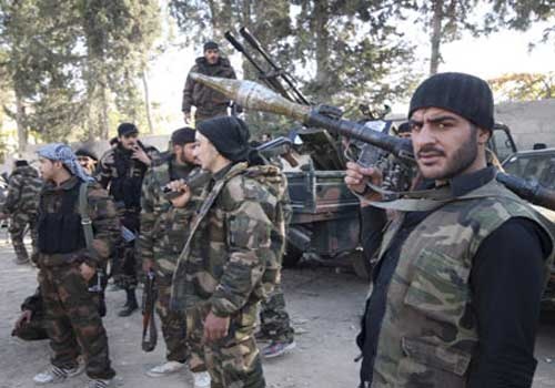 مسلحون يخطفون جنديا لبنانيا في بلدة على حدود سوريا
