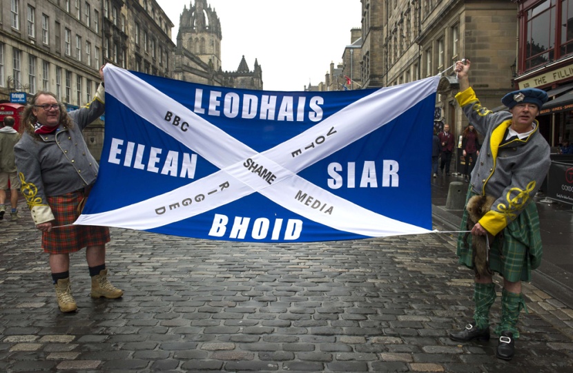 الأسكتلنديون رفضوا الاستقلال والمملكة المتحدة تعد بسلطات أوسع لمناطقها