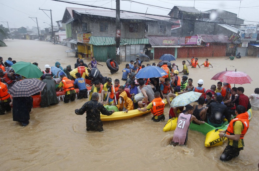 قصة مصورة: إجلاء عشرات الآلاف وسط موجة فيضانات تجتاح الفلبين