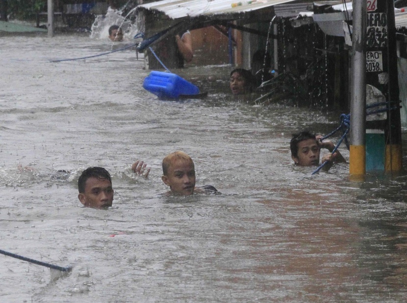 قصة مصورة: إجلاء عشرات الآلاف وسط موجة فيضانات تجتاح الفلبين