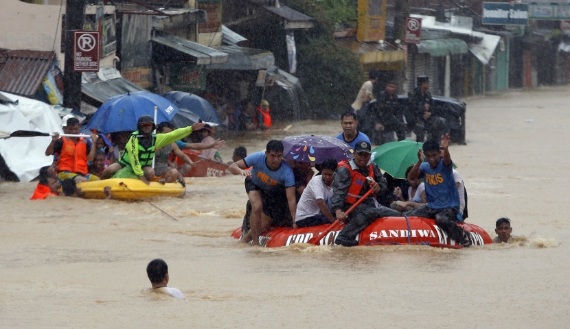 قصة مصورة: إجلاء عشرات الآلاف وسط موجة فيضانات تجتاح الفلبين