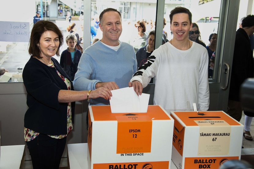 مراكز الاقتراع تغلق أبوابها في سباق انتخابي متقارب في نيوزيلندا