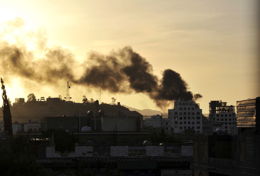 النيران تتصاعد من مقر التلفزيون اليمني جراء قصف الحوثيين