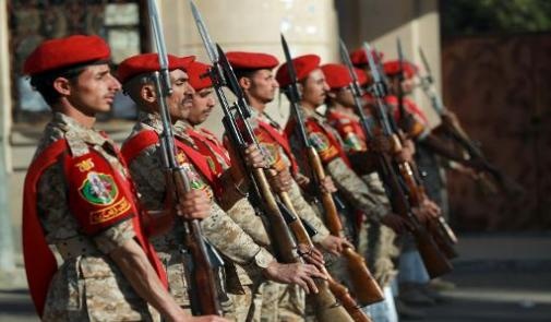 الشرطة العسكرية اليمنية تبدأ تسلم المقرات التي سيطر عليها المتمردون بصنعاء