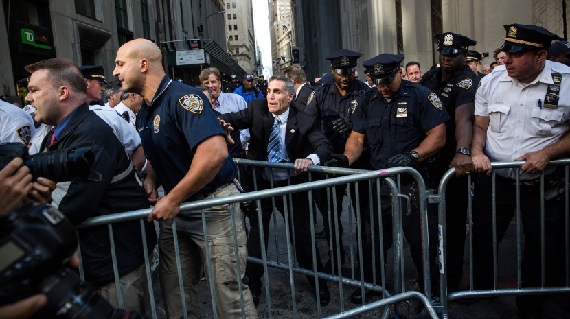 قصة مصورة : مسيرة للمحتجين على التغير المناخي في وول ستريت