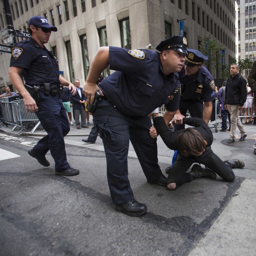 قصة مصورة : مسيرة للمحتجين على التغير المناخي في وول ستريت