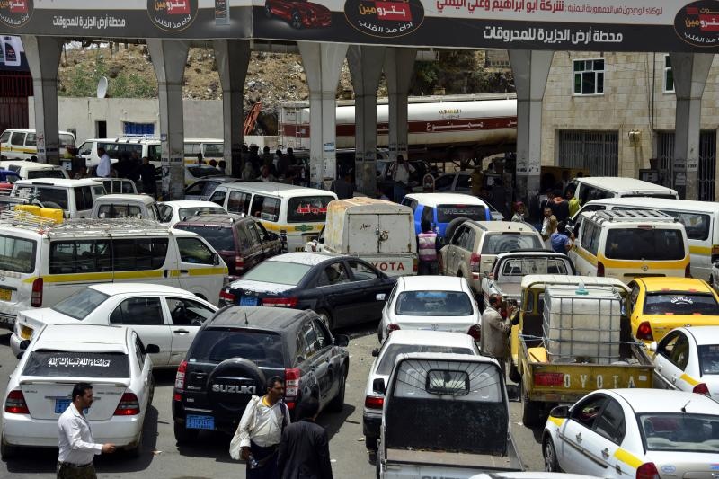 بدء بيع الوقود بالأسعار المخفضة الجديدة في اليمن
