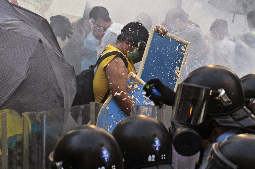 إطلاق الغاز المسيل للدموع على محتجين في هونج كونج