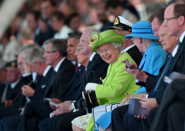 كاميرون يعتذر بعد أن وصف ملكته بالقطة