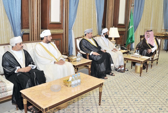 أمير المدينة المنورة يستقبل رئيس بعثة الحج العمانية والوفد المرافق