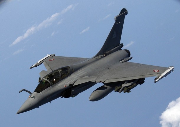 فرنسا ترسل ثلاث مقاتلات رافال إضافية وتنشر فرقاطة في الخليج