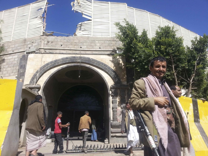 الحوثيون يفرضون قيودا على الإنفاق في غياب حكومة اليمن