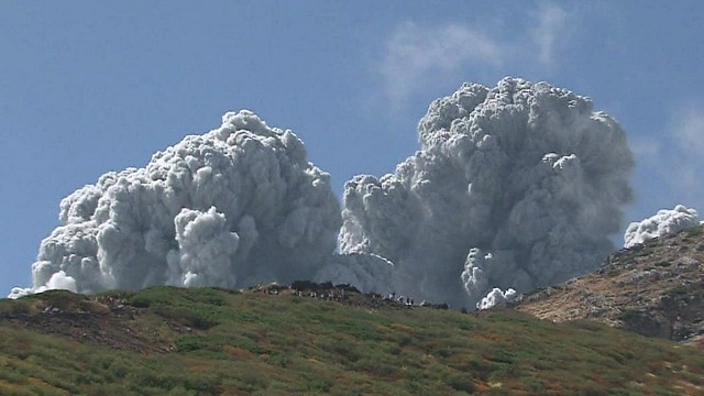 حصيلة الثوران البركاني في اليابان قد تتجاوز 60 قتيلا