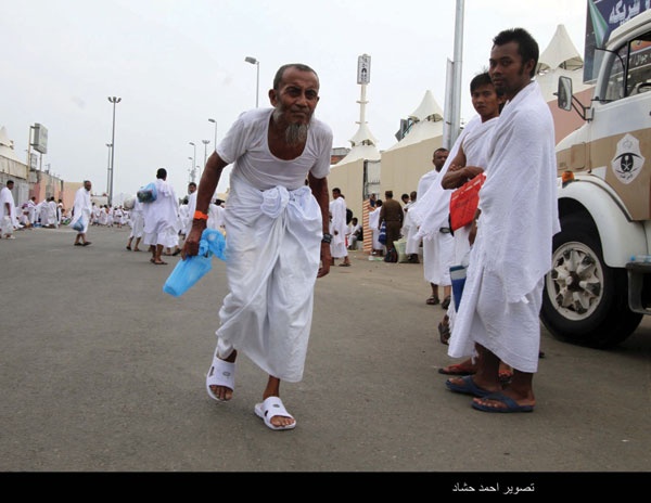 كأنه الوداع الأخير .. باكستاني تقوس ظهره يرثي نفسه بالبكاء في منى