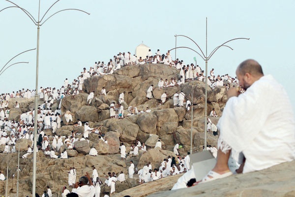 عرفات يكسوها «البياض»