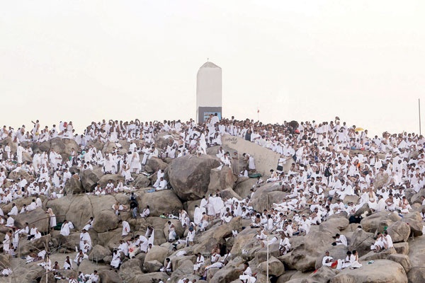 عرفات يكسوها «البياض»