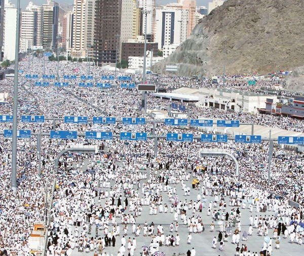 ضيوف الرحمن يعيشون فرحتين في يوم النحر