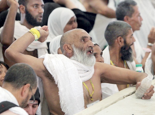 بيسر وسهولة .. الحجاج يرمون جمرة العقبة