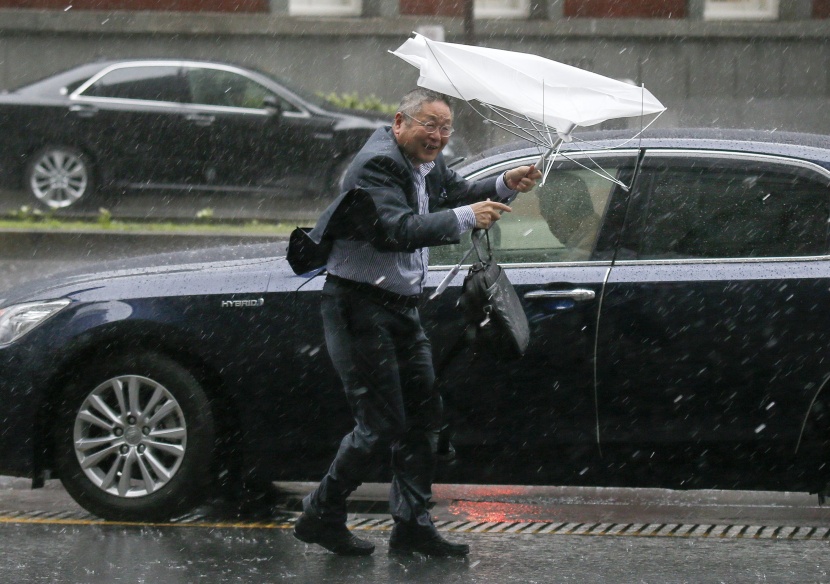 إعصار قوي يضرب اليابان ويودي بحياة شخصين