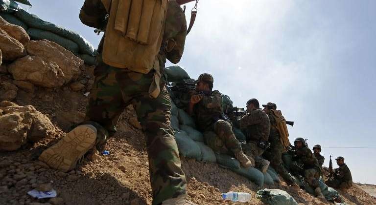 مقتل 30 مقاتلا كرديا بانفجار شاحنتين يقودهما انتحاريان في شمال شرق سوريا