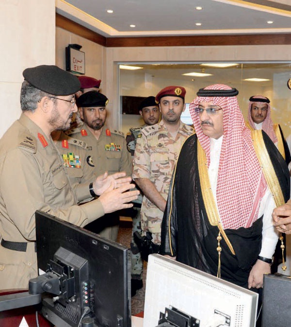 وزير الداخلية يتفقد مقر الأمن العام في منى