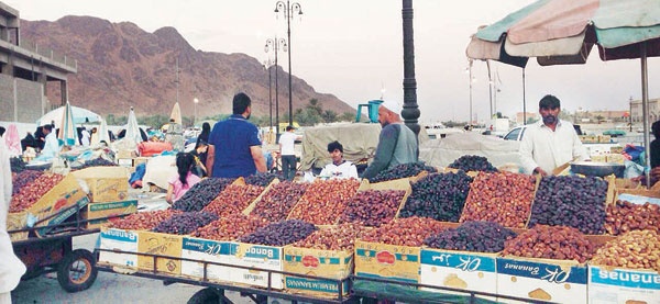 ساحة «أحد» سوق شعبية تستقبل الحجاج .. 
و«عشبة مريم» الأكثر مبيعا