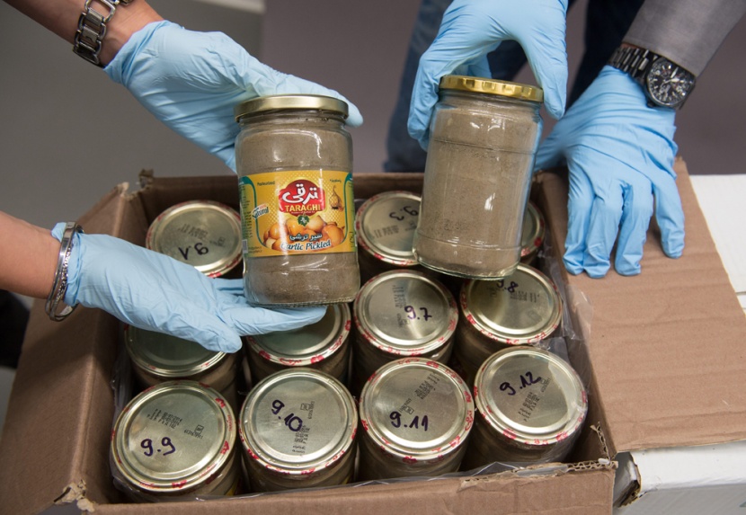 قصة مصورة: شرطة ألمانيا تضبط 330 كجم من الهيروين في حمولة خيار مخلل وثوم