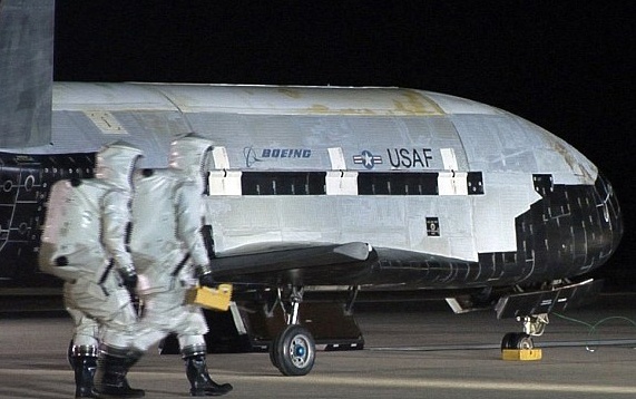 الجيش الأمريكي يعلن عن عملية هبوط سرية لطائرة فضائية في كاليفورنيا