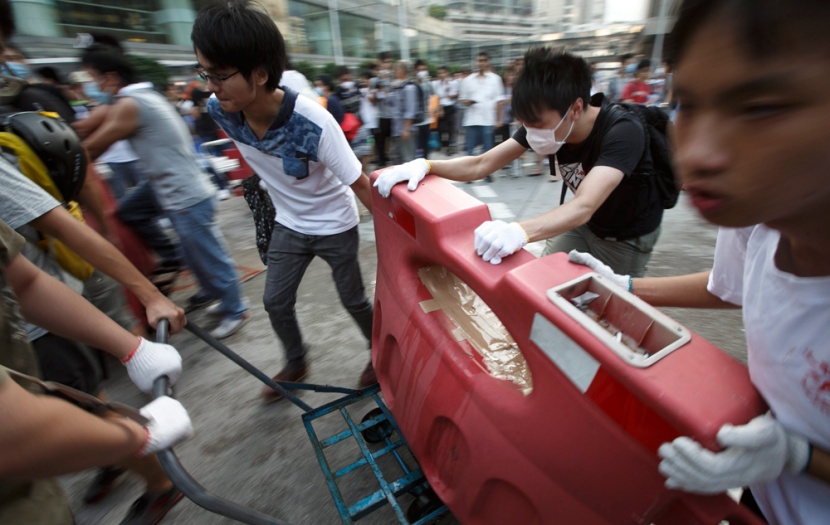 شرطة هونج كونج تبدأ إزالة حواجز المحتجين