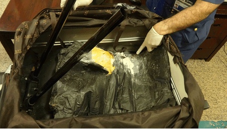 دبي تحبط تهريب أكثر من 6 كيلوجرامات هيروين و46 جرام أفيون في حقيبة مسافر